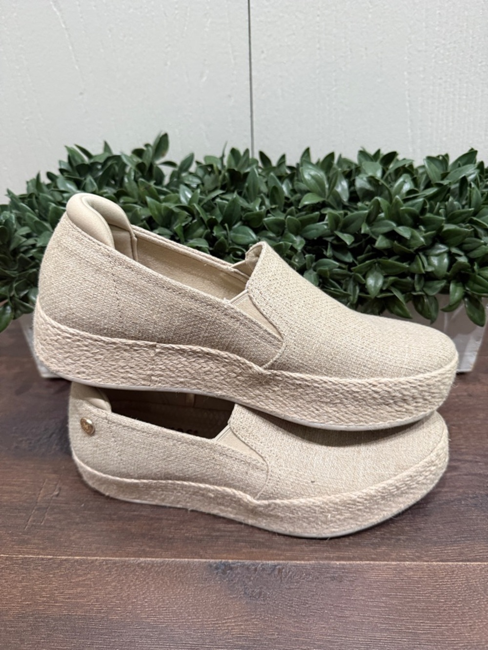 Skechers Martha Stewart 
Skechers BOBS Sesame Slip-On
Sneaker Size 8 Cream Color - Picture 8 of 9